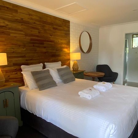 Beachmere Palms Motel Bagian luar foto