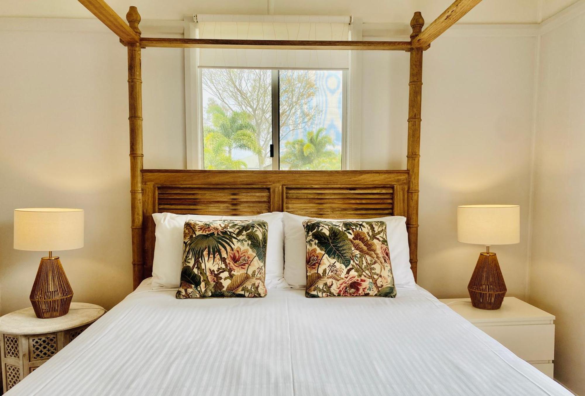 Beachmere Palms Motel Bagian luar foto