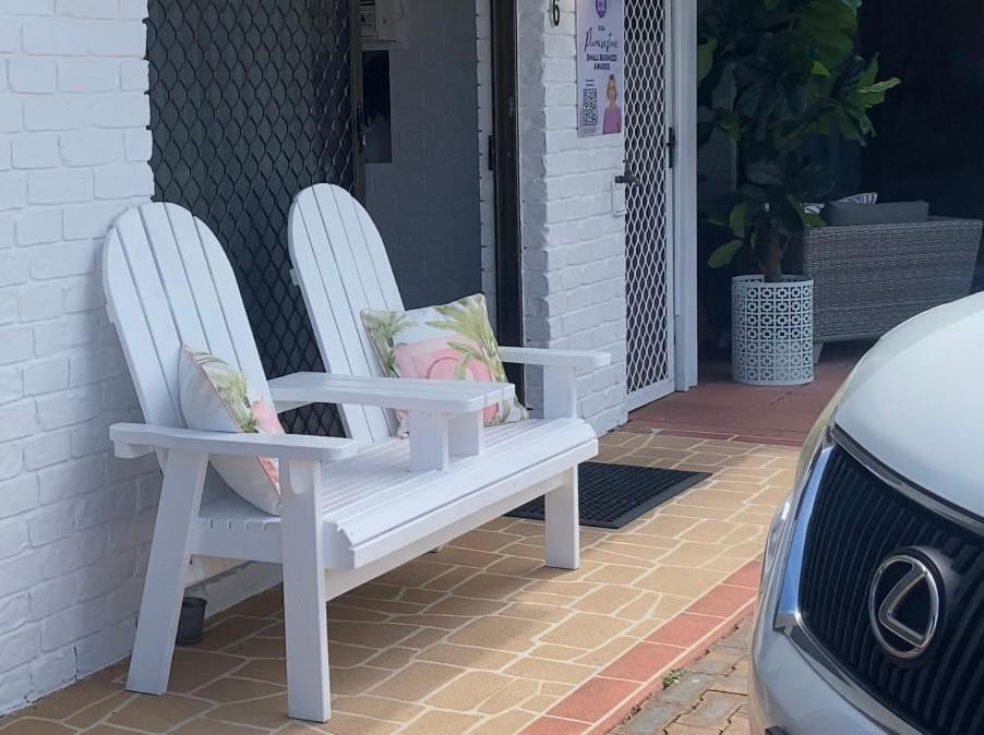 Beachmere Palms Motel Bagian luar foto